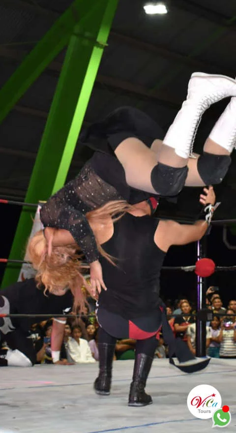cartelera cancún de la lucha libre, todos los miércoles, increíbles combates cuerpo a cuerpo