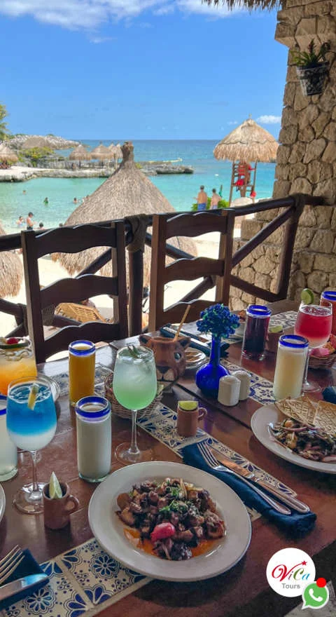 Las entradas a Xcaret ¿incluyen comida?