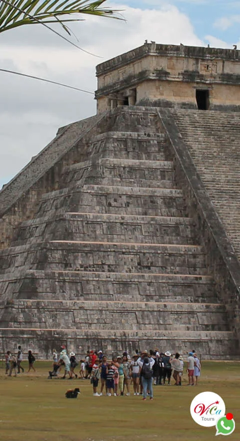 Vista cercana del Templo de Kukulcán durante el tour desde Costa Mujeres y Playa Mujeres