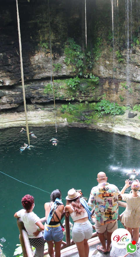 Excursionistas listos para nadar en el Cenote Saamal incluido en la excursión desde Costa Mujeres