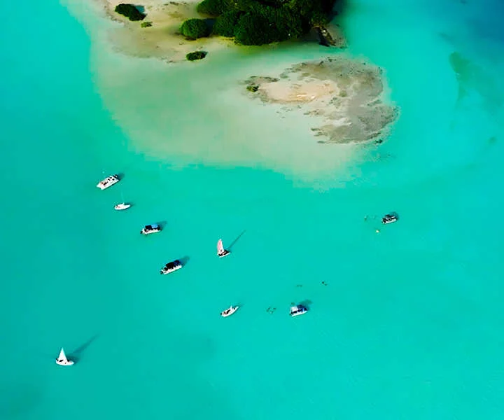 Vista panorámica de la Laguna de los siete colores durante una excursión en ponton a Bacalar con Vive Cancún Tours