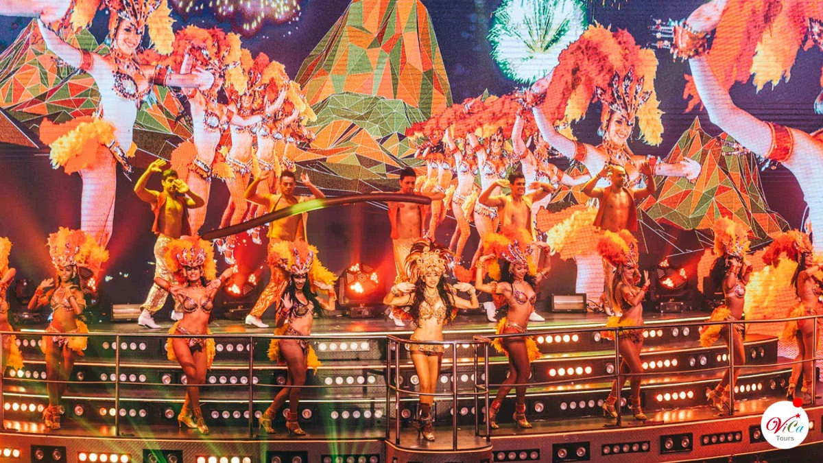 Coreografía de bailarinas con trajes de plumas estilo carnaval en Coco Bongo Cancún