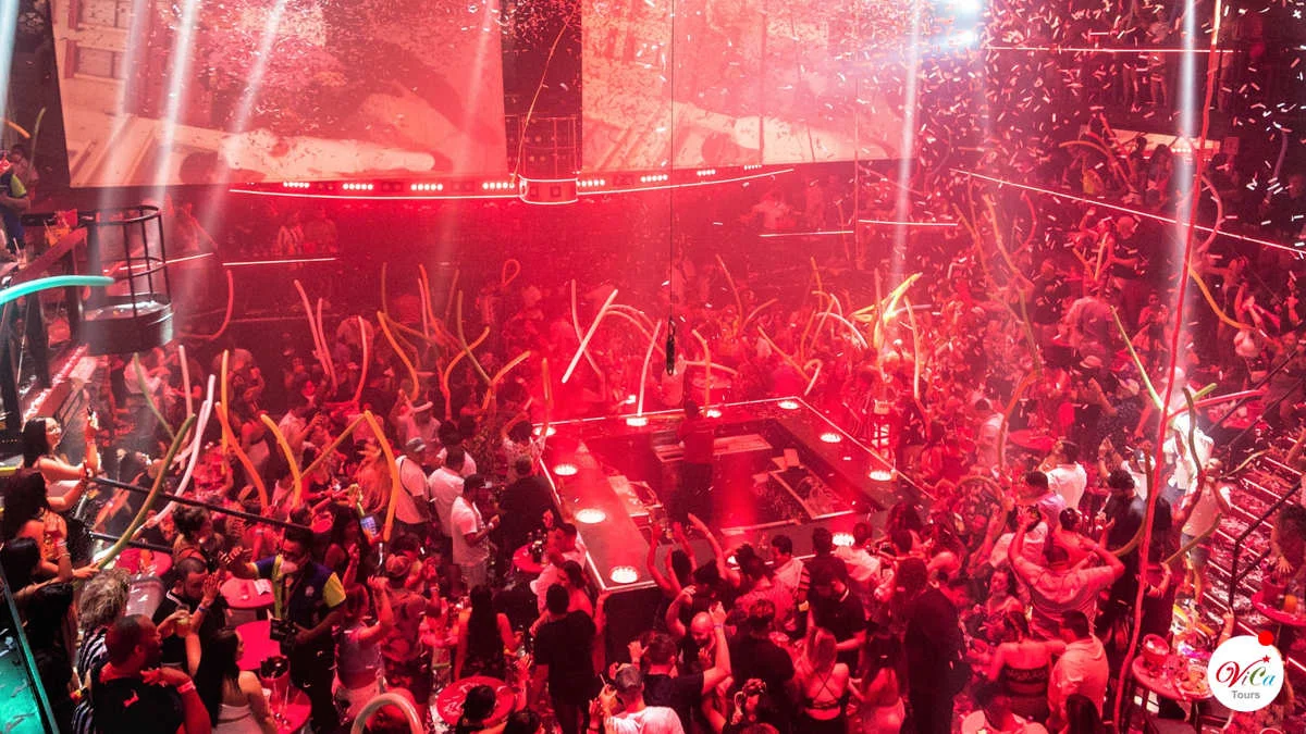 Vista desde los balcones VIP de la pista de baile llena de turistas en Coco Bongo Cancún
