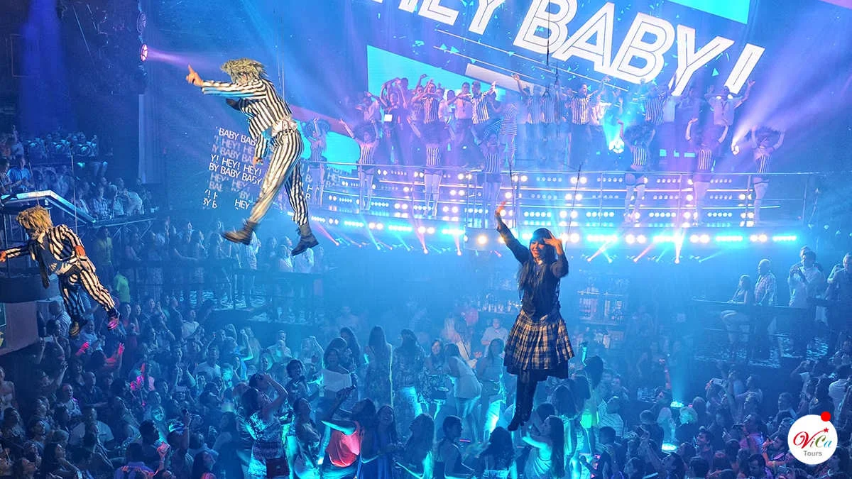 Acróbatas profesionales volando sobre el público durante el show nocturno en Coco Bongo