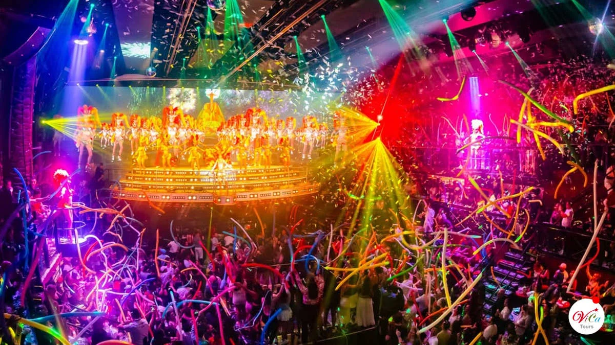 Grupo de amigos locales disfrutando el show de samba en Coco Bongo