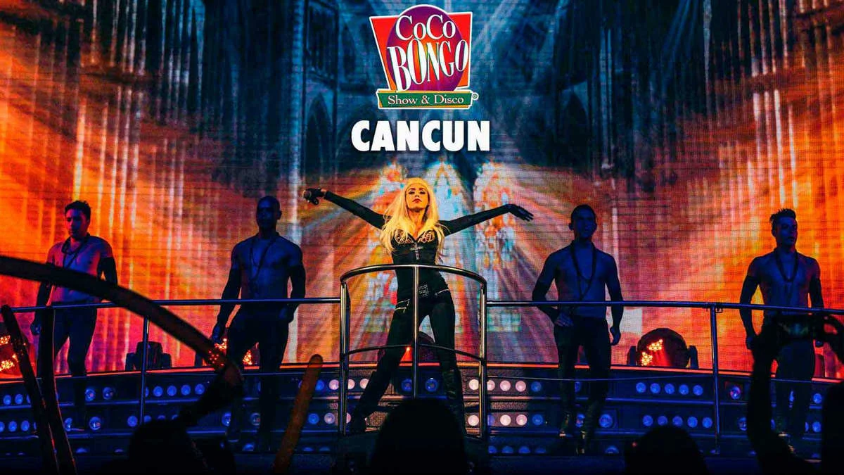 Amigos y parejas locales con viajeros nacionales bailando en Coco Bongo