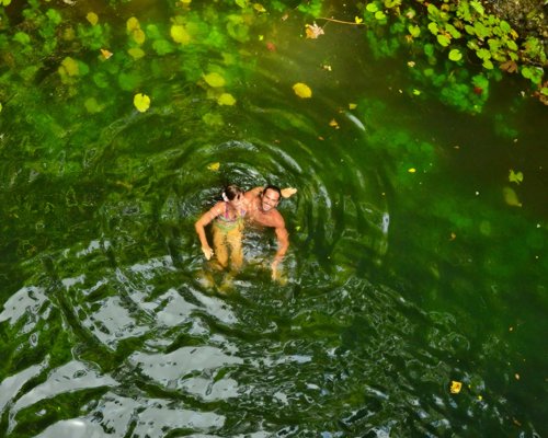 Un refrescante Baño en un Cenote para Lunamieleros